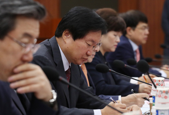 6일 오전 서울 세종로 정부서울청사에서 열린 경제관계장관회의에서 참석자들이 유일호 부총리 겸 기획재정부 장관의 발언을 듣고 있다.
